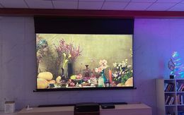 Laser TV Elektrisch gemotoriseerd 135 inch verborgen plafond Tab-gespannen ALR-projectiescherm voor Fengmi 4K Max Epson LS500 UST-projector