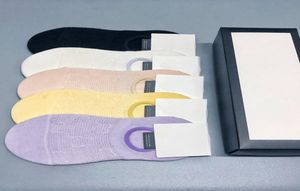 Lates Spring Algodón cómodo Sporters de calcetines deportivos para mujeres 2021 Tendencia transpirable Trends Wild Fin Hollow Letters Diseñador de estampado1170710