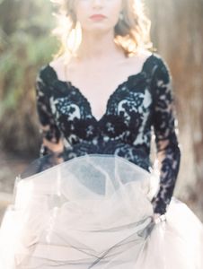 Dernières 2019 robes de mariée vintage noir et blanc style country occidental col en V dos nu illusion manches longues robe de mariée gothique238A