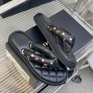 Últimas zapatillas de piel de becerro de color negro beige encantos de oro de tanga acolchada para mujeres de piscina acolchada almohada de plataforma suave de plataforma blanda