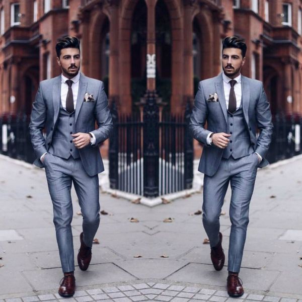 Lo último en personalizar Slim Fit Groom Tuxedos Padrinos de boda Traje de ventilación lateral gris Boda Los mejores trajes de hombre (chaqueta + pantalones + chaleco)