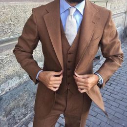 Nieuwste ontwerp Brown Man Work Suit Groom Tuxedos Notch Rapel Mens Business Suits Wedding Jurk Sets Jacket Pants Vest