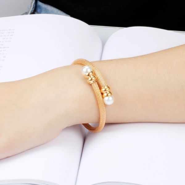 Dernière design Fashion Bracelet Pearl Bijoux Twisted Chain Italie Bangles Bijoux Gold Color Bracelet pour 231221