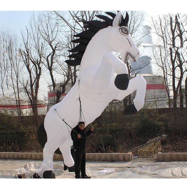 Dernière design Horse blanc gonflable de 8 m (26 pieds) avec une mascotte animale soufflée par un souffleur, botter le sabot pour la publicité