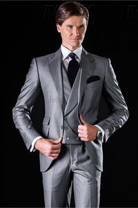 Dernière conception Gris clair Groom Tuxedos Notch Lapel Groomsmen Best Man Suits Mens Wedding Blazer Suits (Veste + Pantalon + Gilet + Cravate) NO: 462