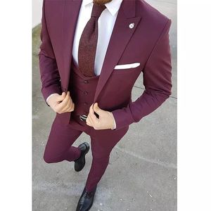 Dernière conception un bouton bordeaux mariage smokings marié pic revers garçons d'honneur hommes costumes bal blazer (veste + pantalon + gilet + cravate) NO: 2162