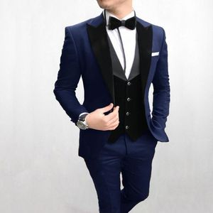 Último diseño, un botón, azul marino, trajes de boda para hombre, solapa pico, tres piezas, esmoquin de novio de negocios (chaqueta + Pantalones + chaleco + corbata) W1103