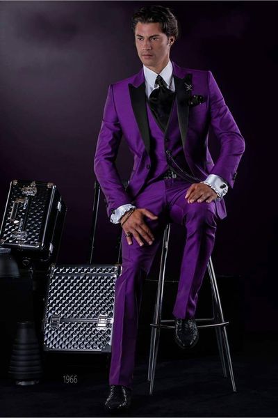 Dernière conception One Button Purple Groom Tuxedos Peak Lapel Groomsmen Best Man Suits Mens Wedding Blazer Suits (Veste + Pantalon + Gilet + Cravate) NO: 467