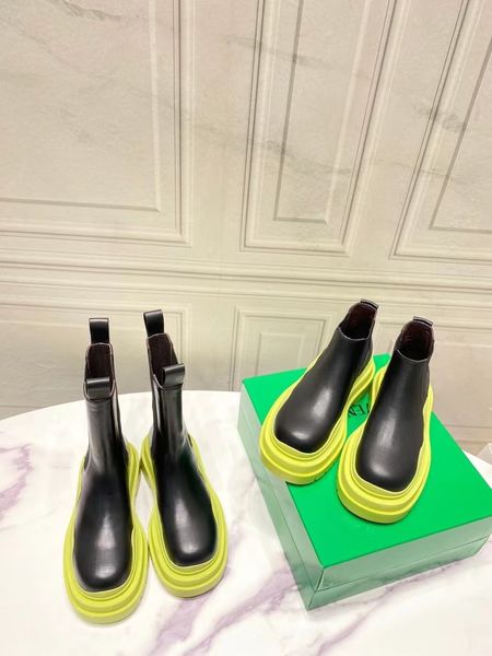 Dernières bottes de créateurs chaussures pour femmes logo de la marque matériau en cuir caoutchouc antidérapant personnaliser la couleur du bas semelle spéciale luxe et confort taille de haute qualité 34-45