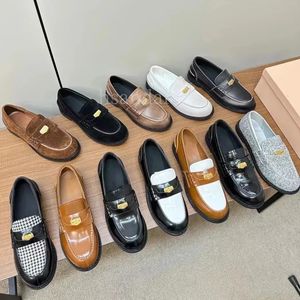 Nieuwste designer kledingschoenen topkwaliteit klassieke kristallen patroon koehide dames loafers zomer dames flat half fashion lederen werk kantoor avondjurk schoen