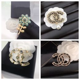 El último diseñador, marca simple, broches con letras, chapado en oro, sello de acero Sier, joyería de alta calidad para hombres y mujeres, broche de perlas, Pin para casarse, regalo de fiesta de Navidad, 20 estilos