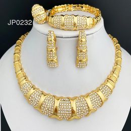 Últimos conjuntos de joyas de color dorado de Dubai, collares chapados en 18 quilates para mujer, pendientes, anillo, pulsera, accesorios para fiesta de boda 240122