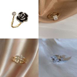 Dernières anneaux de forme exquis créés pour les personnes rétro Mountain Camellia Ring Women's Fashion Sonic Design Full Diamond