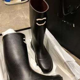 Botas de cuero negras de última moda para mujer, botas de lluvia, zapatos de diseñador con suela estampada