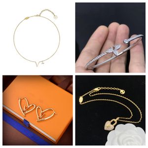 Dernière mode collier vente chaude bracelet designer plaqué or zircon cubique collier initial lettre bracelet boucles d'oreilles délicates pour les femmes cadeaux de Noël