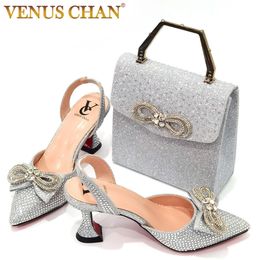 Dernières chaussures de robe inspire le style arc côté air fête mince talons hauts chaussures et sacs sacs de femmes sier