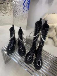 Últimas botas de diseñador de lujo Zapatos de mujer Decoración de cadena de perlas Moda de lujo Cool Martin Gamuza de cuero de vaca, tamaño 35-40 Cómodas botas de cuero real Zapatos de fábrica