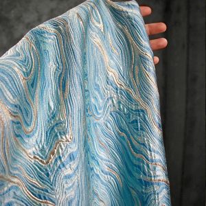 Dernier matériel 3D Blue Flowing Texture Jacquard Tissure brillant Jacquard par mètres Tissu de créateur épais de luxe pour robe