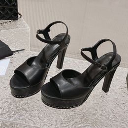 Dernières sandales célèbres Designer Femmes Outdoor Summer Chaussures chaudes de la cheville Robe de boucle de boucle de boucle Satin ou plate-forme de vache ruisseau Rhingestone High Heel Sanda 55
