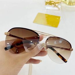 Dernière vente populaire Fashion 1019 Femmes Sunglasses Mens Lunettes de soleil Men Lunettes de soleil Gafas de Sol Top Quality Sun Glasses UV400 LEN318A