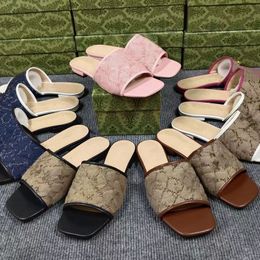 Último estilo Diseñador de lujo Sandalias de cuero para mujer Zapatos planos de verano Zapatillas con letras 35-43 Sandalias de diseñador Zapatos Plataforma Pisos Zapatillas para mujer Diseñador de marca