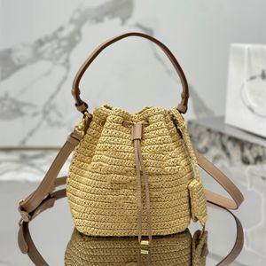 Nieuwste zomer haken en lederen mini -bucket tas luxe designer stro weeft verstelbaar lederen handgreep schoudertas afneembare sleutelring draagtas handtas crossbody tas