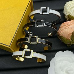 Dernière version Bracelet manchette de créateur, bracelet semi-ouvert en émail, noir/blanc/or/argent, sélection multicolore, mariage, cadeaux de haute qualité, haute qualité avec boîte