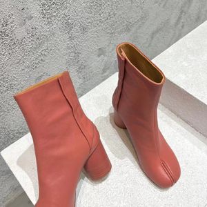 Últimas botas de diseñador para mujer Martin Hebilla de cinturón Botas de desierto S Flamingo Love Arrow Medal Cuero grueso Invierno Zapatos sólidos Tacón alto con caja Botas cortas con punta dividida