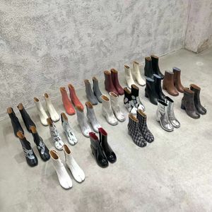 dernières bottes de créateurs pour femmes Martin Boucle de ceinture Bottes du désert S Flamingo Love Arrow Médaille en cuir épais chaussures d'hiver talon haut avec boîte Bottes courtes à bout fendu