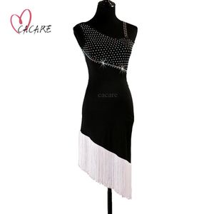 Robe de danse latine femmes concours de danse robes scène porter robe à clapet Samba D0469 noir blanc avec pompon ourlet strass242Q