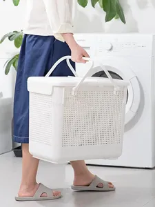 Des sacs à linge comme le Japon importé superposé à un couvercle de classement de salle de bain domestique.