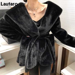 Lautaro Winter Zwart Warm Oversized Faux Bont Cardigan Vrouwen Drop Shoulder Lange Mouw Sjerpen Losse Stijlvolle Koreaanse Mode 211110