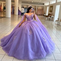 Lavendel Glittrande Quinceanera Klänningar 3D Blomsterpärlor Med Cape Formell födelsedagsfest Balklänning Vestidos De 15 Anosowns