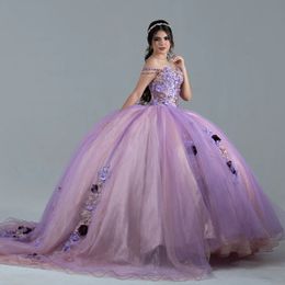 Abiti Quinceanera color lavanda Fiore di pizzo Tulle Bordare al largo della spalla Abito da festa Lace Up Court Train Prom Ball Gown vestidos de 15