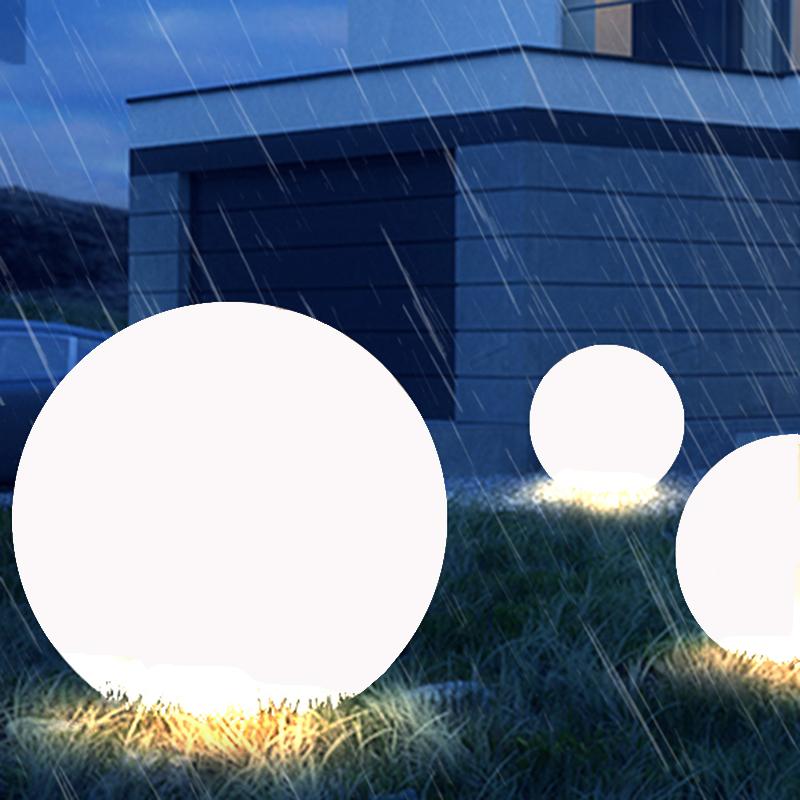 芝生ランプリモートコントロールLED屋外照明ガーデンライトボールフロアランプフローティングスイミングプールの風景