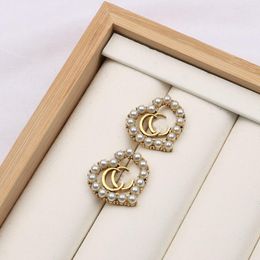 Capas Oro Plata Pendientes Letras Cuelgan Gota de cristal de diamantes de imitación Pendiente Pendientes de botón para mujer Banquete de boda Joyas pendientes de diseñador