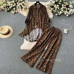 Luie en modieuze luipaardprintset voor vrouwen onregelmatige lange mouwen shirt hoge taille slanke en breedbeenbroek tweedelige set