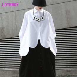 [LDYRWQY] Dames Onregelmatige Arc Extra Wide Hem White Losse Shirt Turn-Down Collar Streetwear Polyester 210416