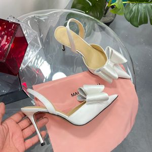 Le Cadeau met kristallen verfraaide satijnen slingback pumps Satijn Dubbele strik kostuumjurk Banket Decoratie Strass Schoenen Naaldhakken Enkelband designer modellen