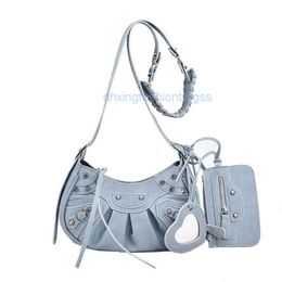 Le Cagole Nouveau aisselle pour les femmes plissées Crescent Single Rivet Locomotive Designer Handsbag en ligne Vente