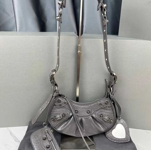 Le Cagole série demi-lune boulette sac saule clou moto cuir grain fin motif crocodile avec maquillage en forme de coeur une épaule Cross Body