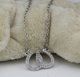 Bijoux de plomb et de nickel Double Shoe Shoe Pendant Collier Equestrian Horseshoe Bijoux décoré de cristal tchèque blanc3806571