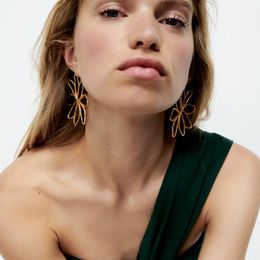 Leading Lady Fancy 2023 You are the Trend Dangle Drop Boucles d'oreilles Old Fashion Big Golden Flowers Placage Cold Wind Shining Flower Earing