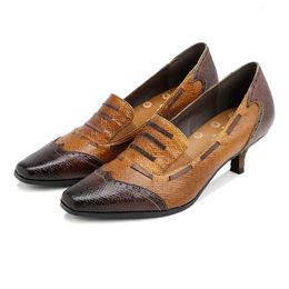 Cuir 2024 Nouvelles femmes Bohemia Pompes Chaussures habillées 4,5 cm Chunky Talons Mary Jane Metal Buckle Mix Couleur d'amande Toes en forme