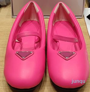 leren ballerina's Jurk schoenen Kleur Geranium Roze Geëmailleerd metaal nieuw patroon Womens Designer Flat Bottom Ballerina's Mary Janes enkele schoenen