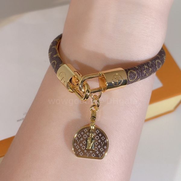 Bracelet en cuir Brown Men Femmes Designer Bracelet Luxury Bracelet en cuir authentique Brangles monogrammes Bouette en or Gold et pendentif à charme classique avec boîte-cadeau