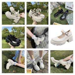 Pumps de marque en cuir Sandales ornées de boucle en métal chaton de talon femme de luxe créatrice pointue de soirée