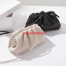 Sacs à main en cuir Botteg Veneta Pouch Bag Yunduo Bag Femmes Français Peu Populaire Sac Dumpling Plissé Rouge Net Texture Avancée Cuir Souple One Shoulhave logo HB6W