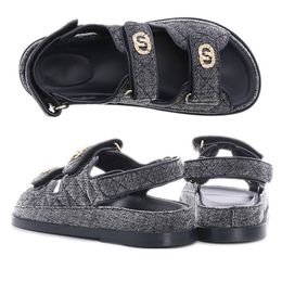 Cuir Dad Sandals Classic Designer Slides Femmes Sandales Summer plage Progettista Flat Mule Grey Open Toe Chaussures de semelle intérieure molle