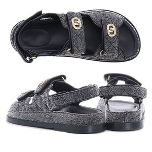 Sandalias de cuero de cuero Diseñador clásico Sandalias de mujeres Sandalias de verano Progettista Flat Mule Grey Open Toe Abierto de plantilla suave y suave Ajustable zapatos ajustables